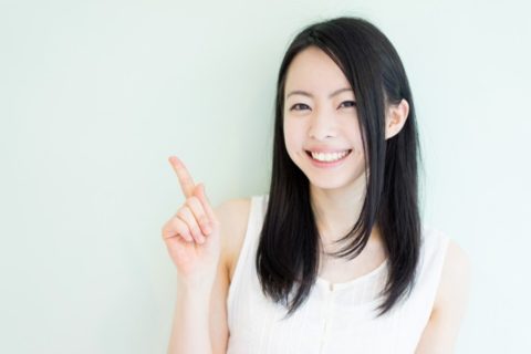 指を立てる女性